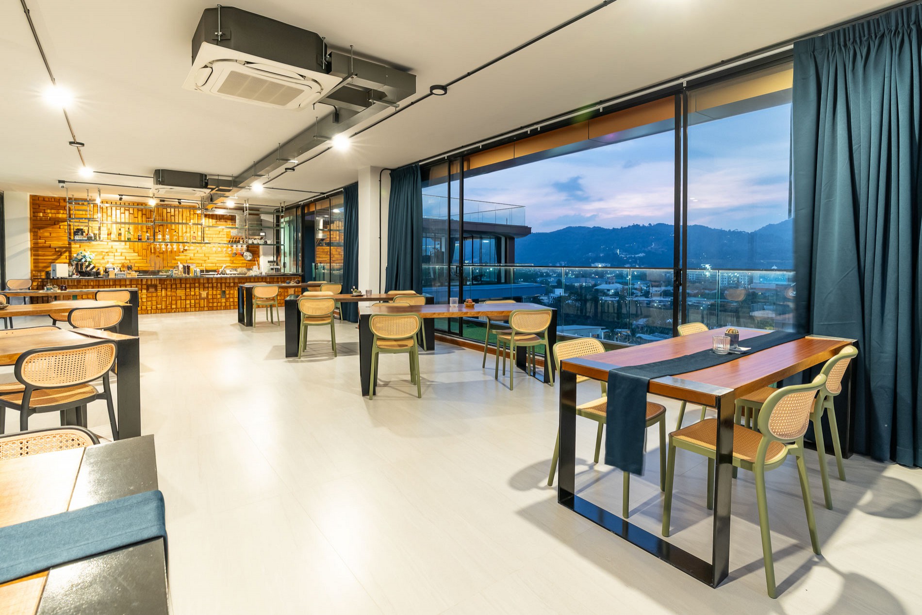 8th Floor Restaurant