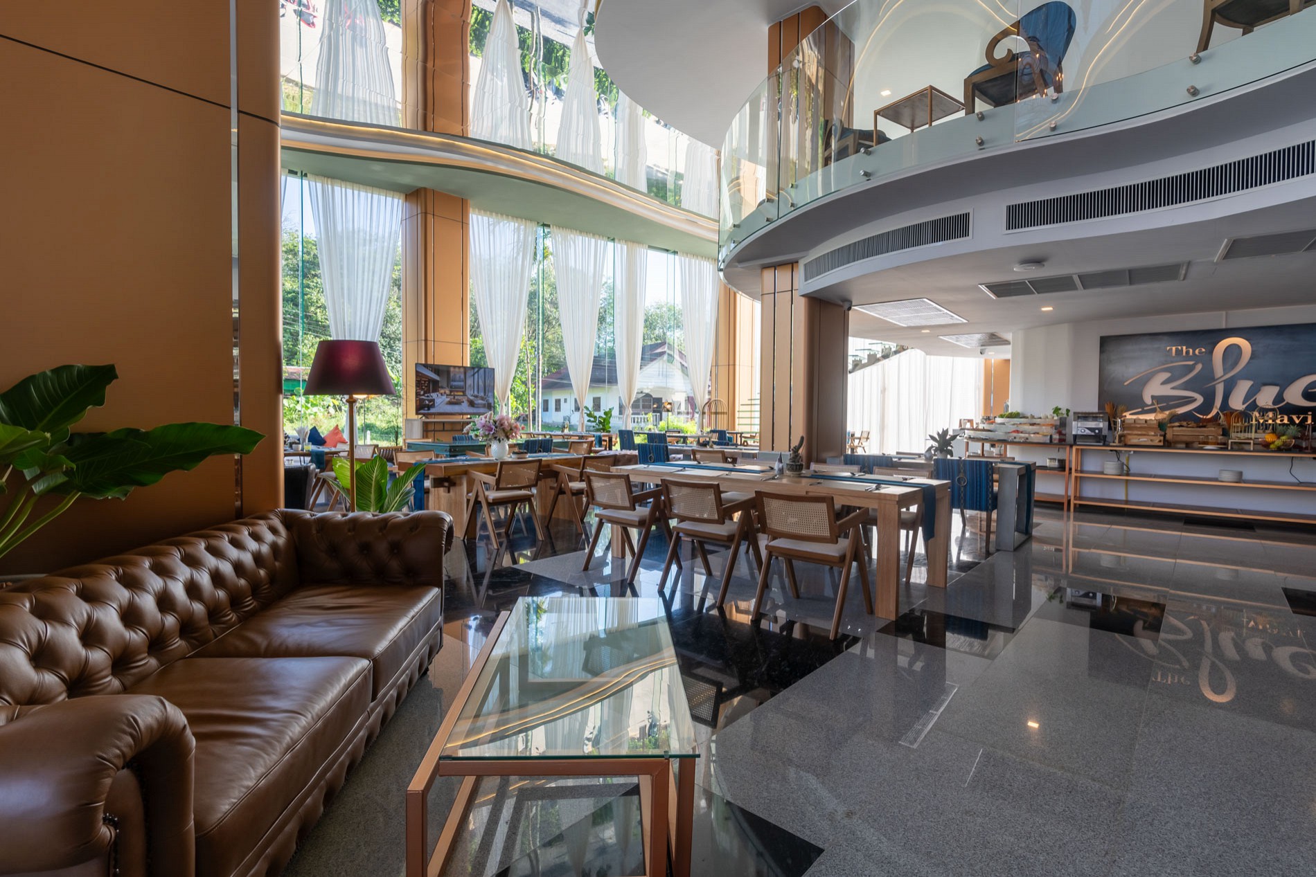 Cafe & Bar