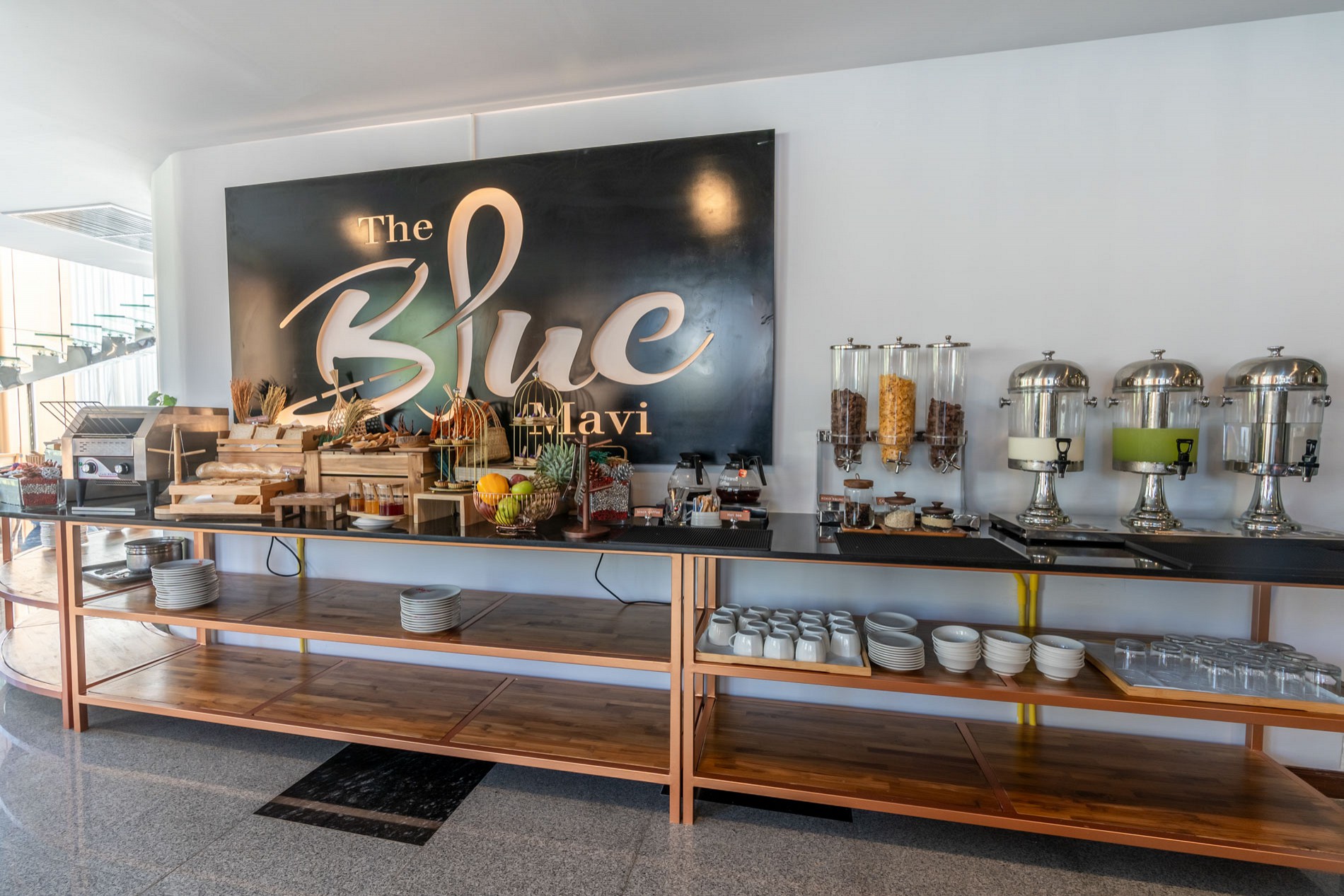 Cafe & Bar
