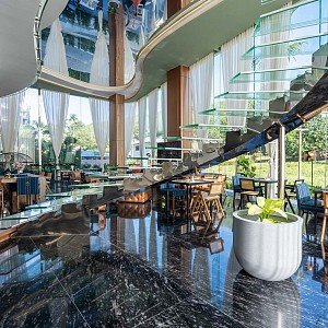 Cafe & Bar