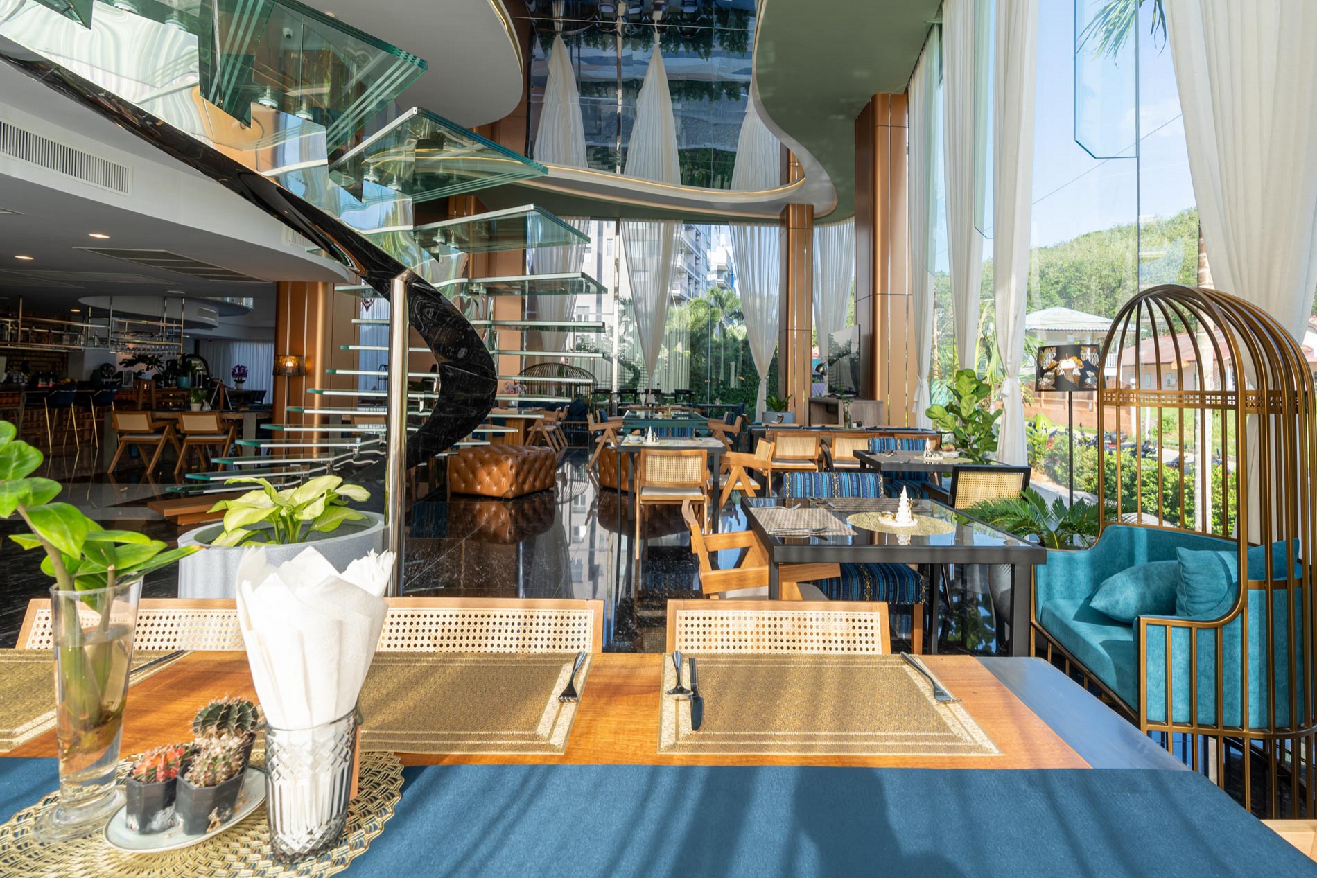 Cafe & Bar