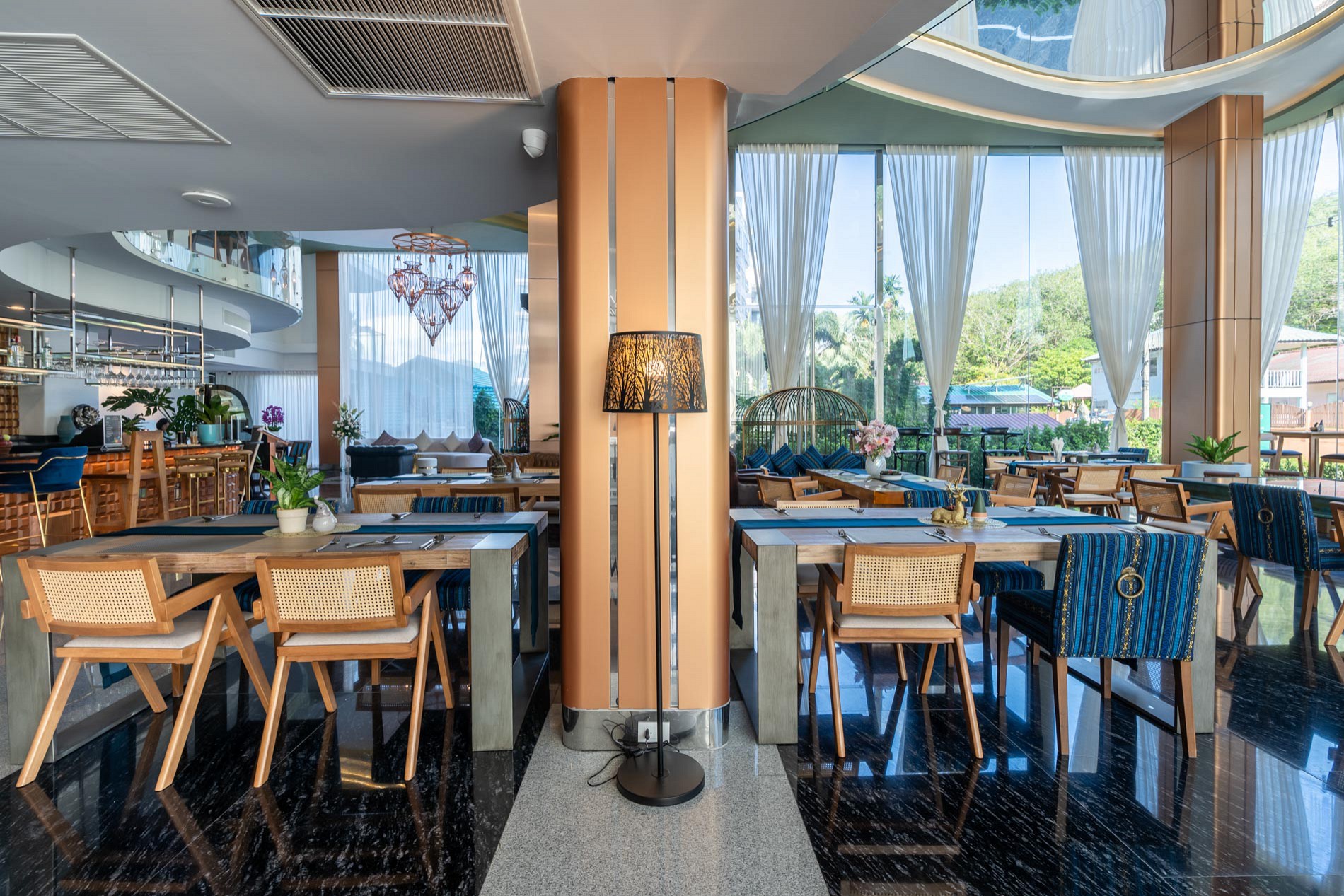 Cafe & Bar