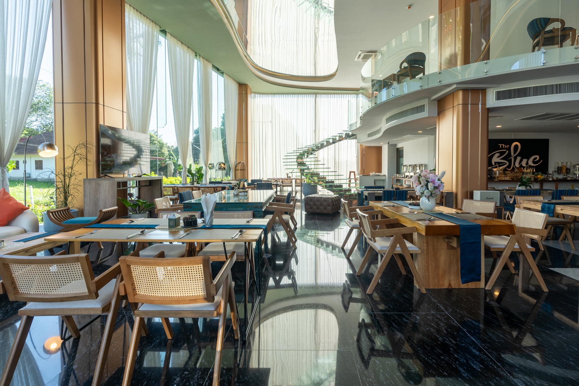 Cafe & Bar