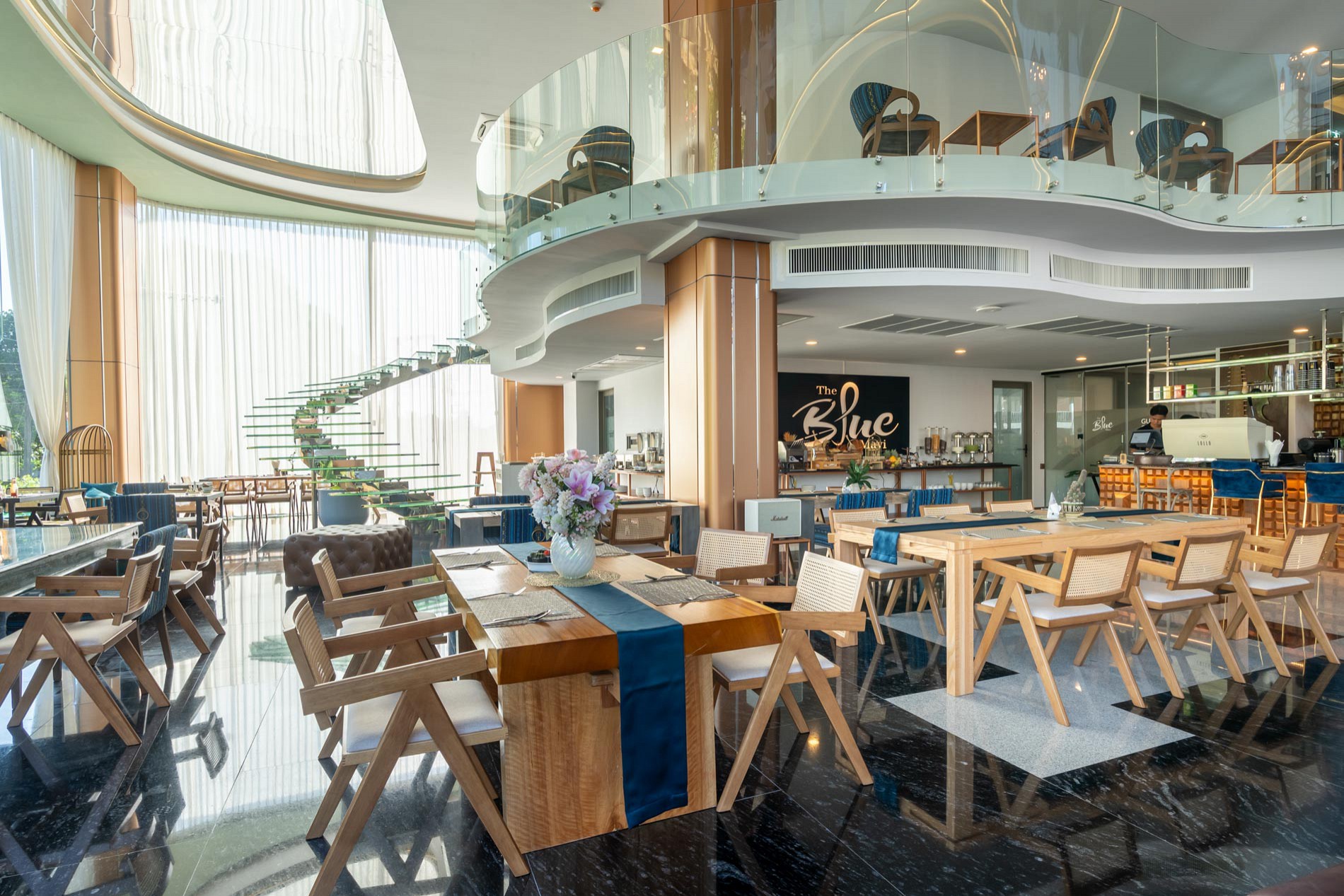 Cafe & Bar