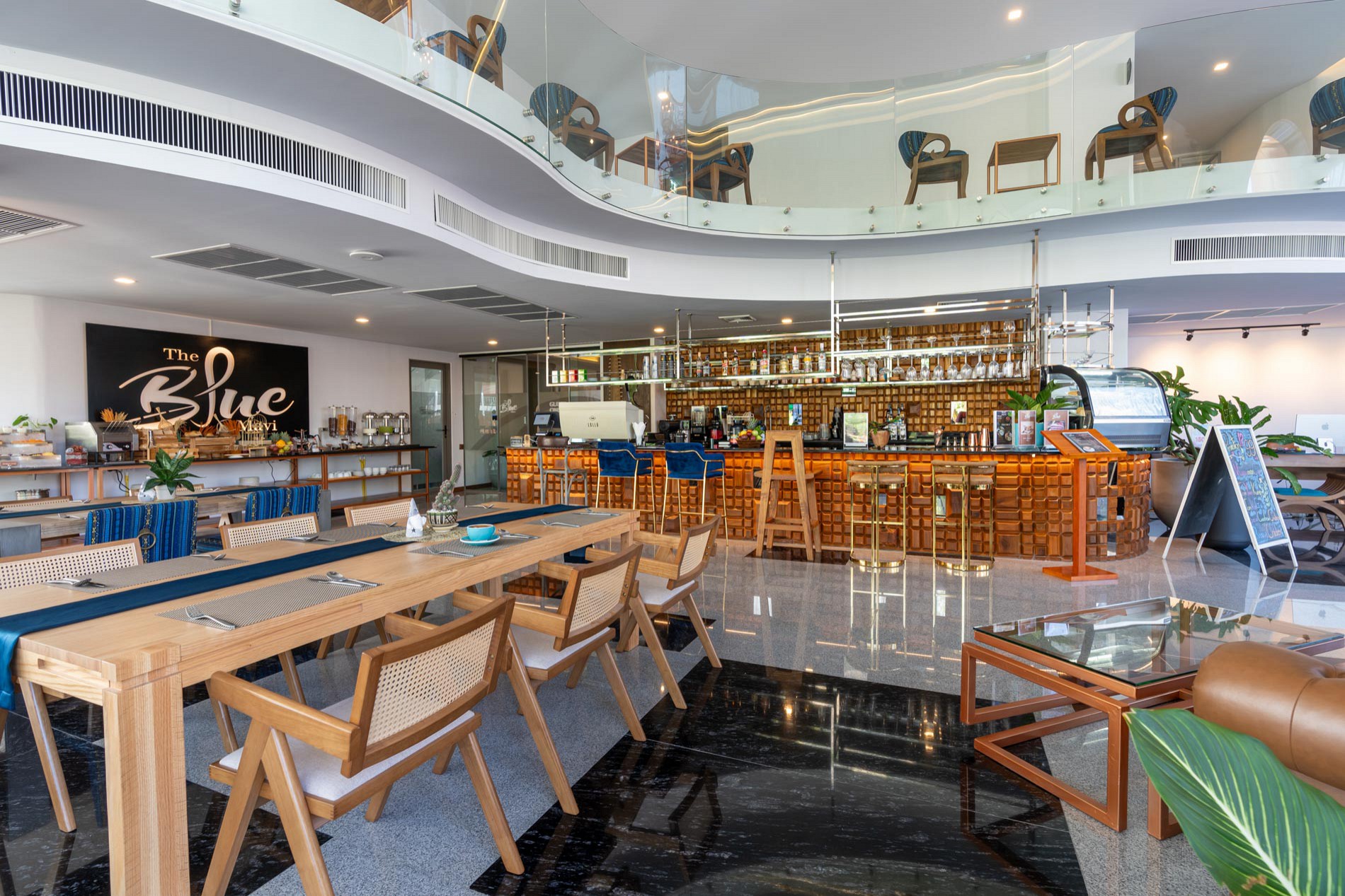 Cafe & Bar