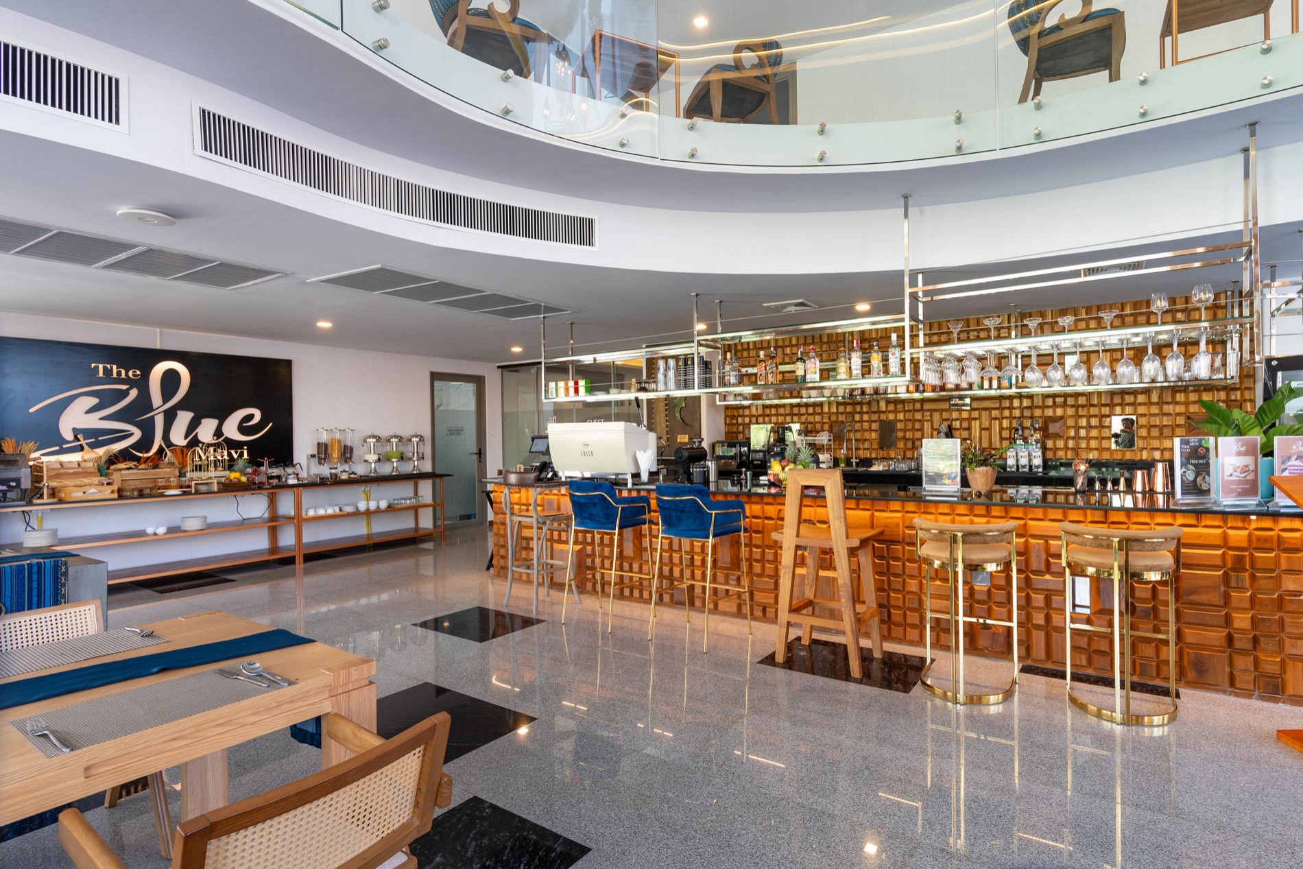 Cafe & Bar
